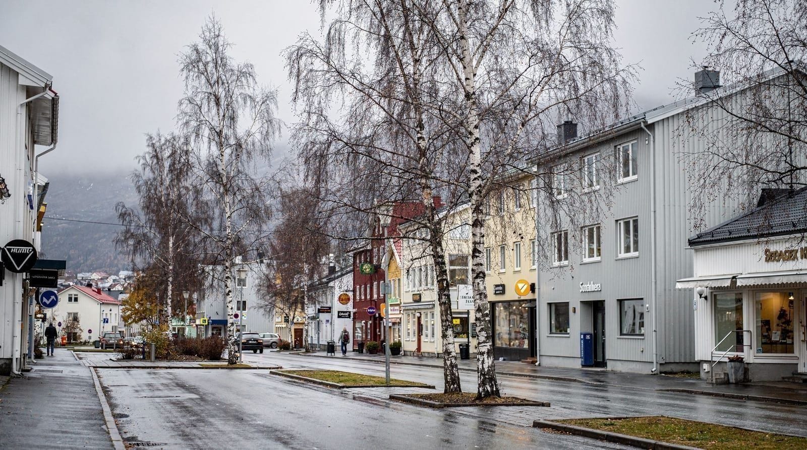 Cheapest time to visit Tromsø: the honest seasonal price breakdown — When hotel prices drop, when tours cost less, and which months offer aurora odds