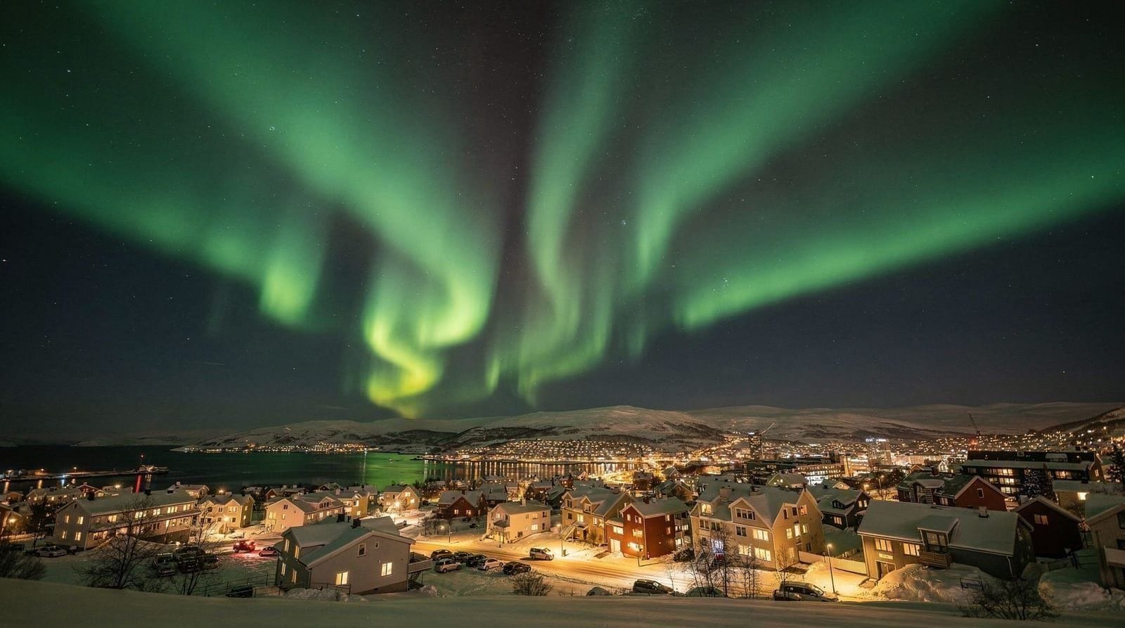 Midwinter aurora in Tromsø — polar night and the best displays — Tromsø's polar night (27 Nov–15 Jan) means 18+ hours of darkness for aurora. Wha
