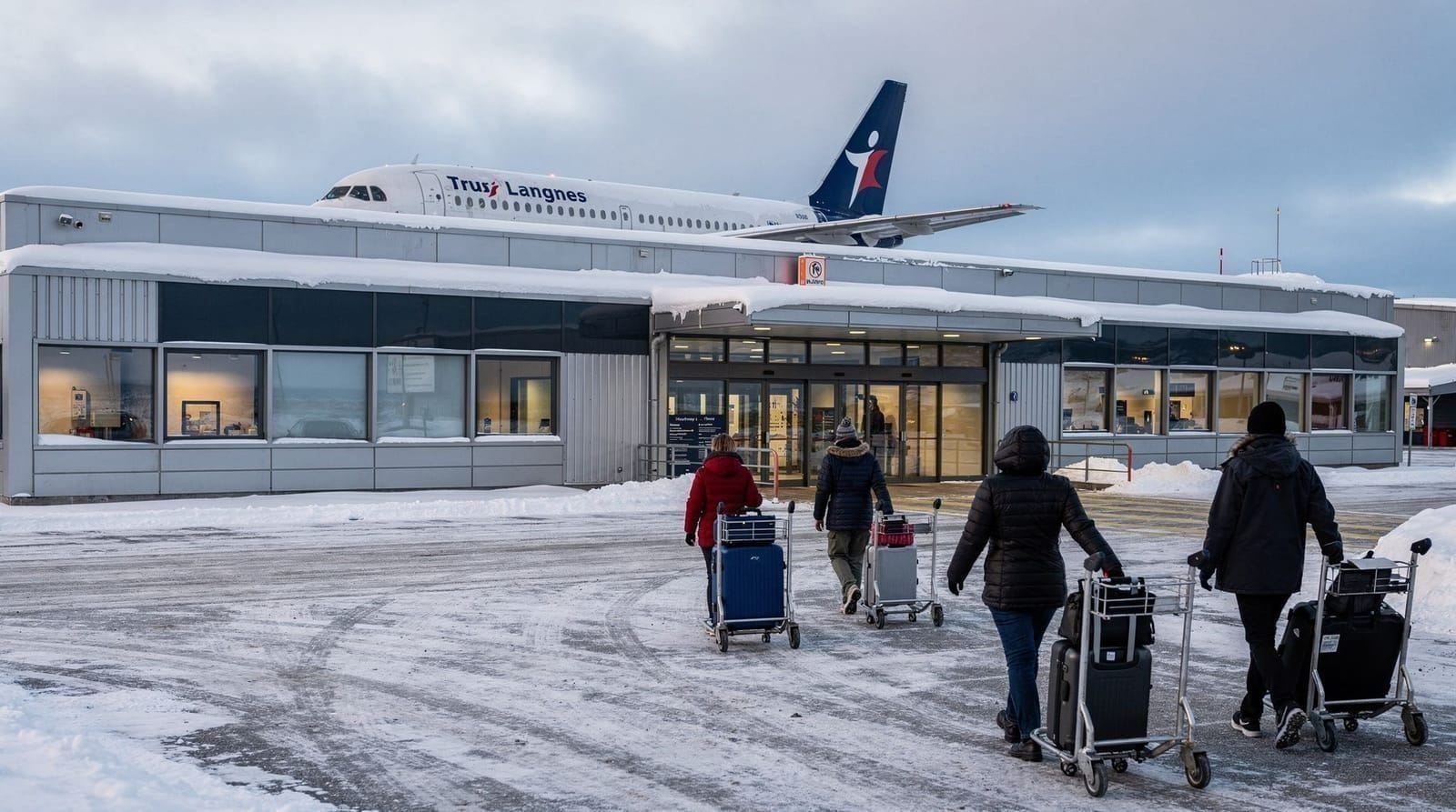 Tromsø airport guide — arrivals, transfers and first steps — Complete guide to Tromsø Airport (TOS): bus 40/42, Flybuss, private transfers, c