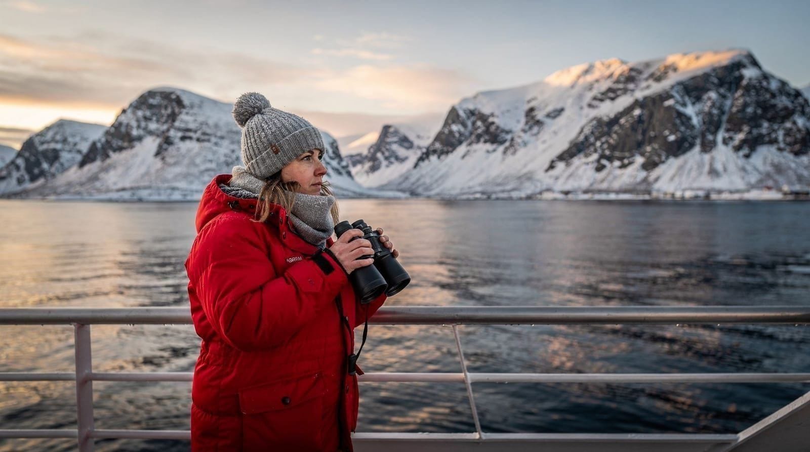What to bring on a whale watching trip near Tromsø — Packing list for whale watching near Tromsø. What to wear, camera gear, what to 