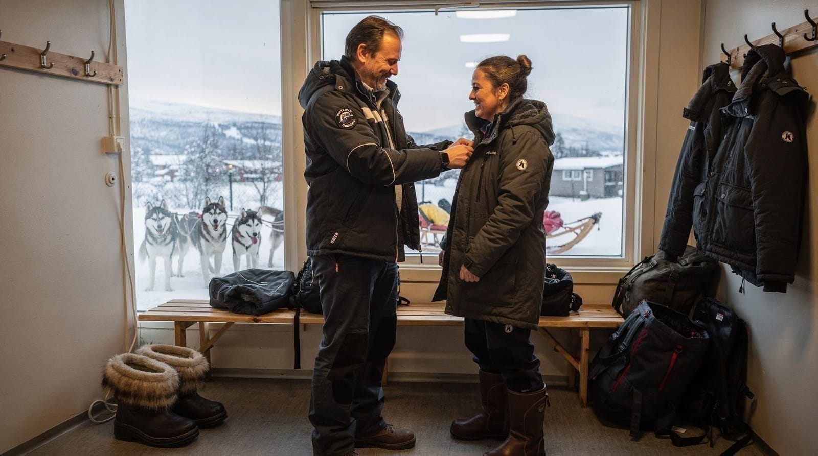 What to wear dog sledding in Tromsø — Exact clothing layers for dog sledding in Tromsø. What operators provide, what y