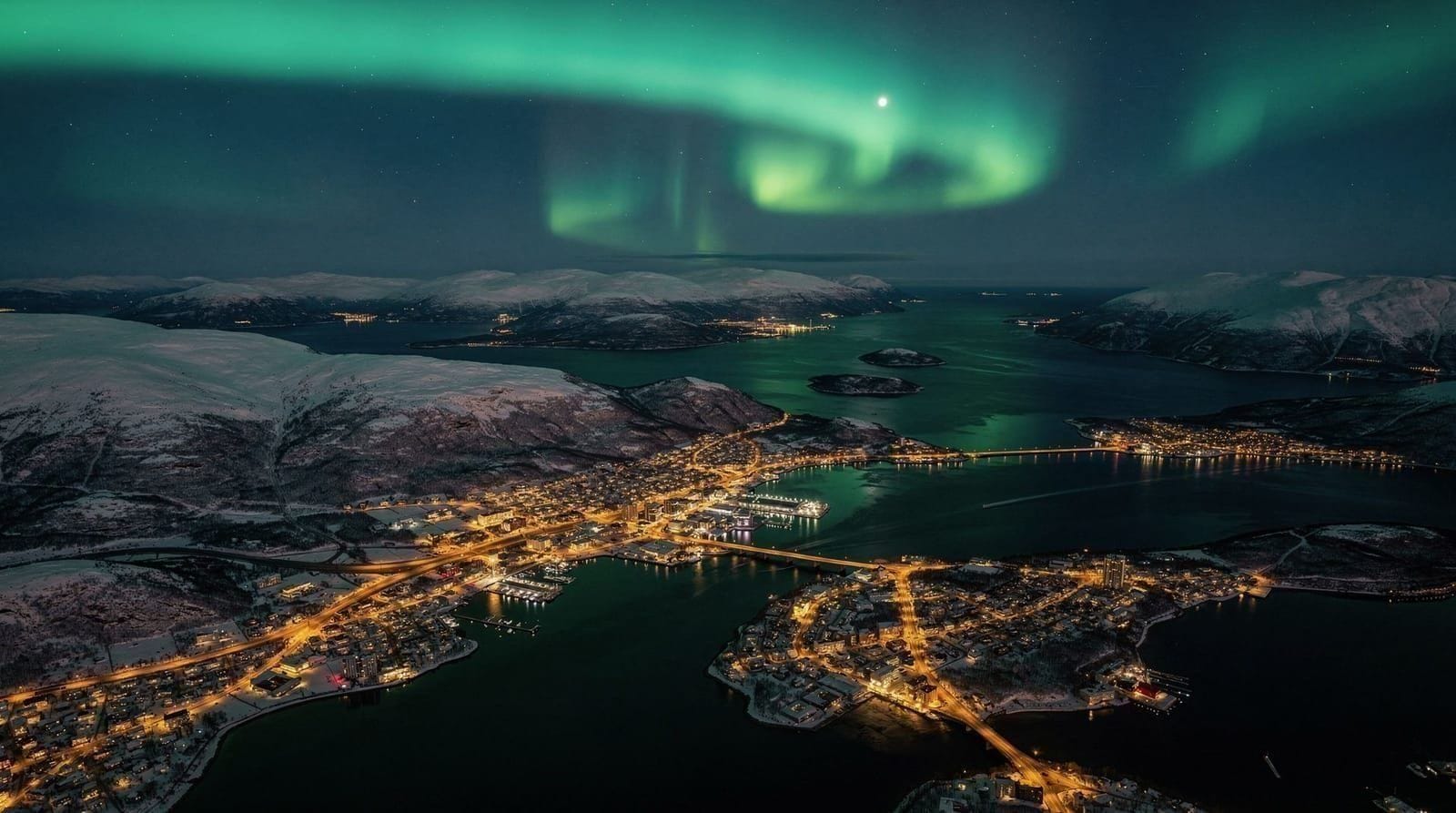 Where to see the northern lights near Tromsø — The best aurora spots near Tromsø ranked honestly — Tamok Valley, Lyngen, Sommar